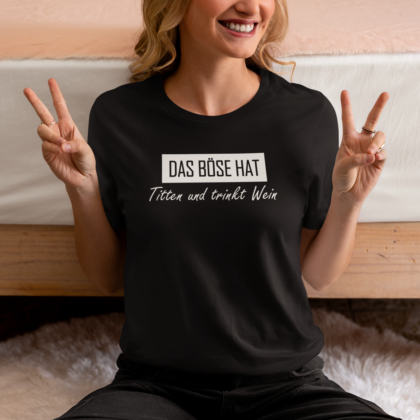 Das Böse hat Titten und trinkt Wein - Damenshirt